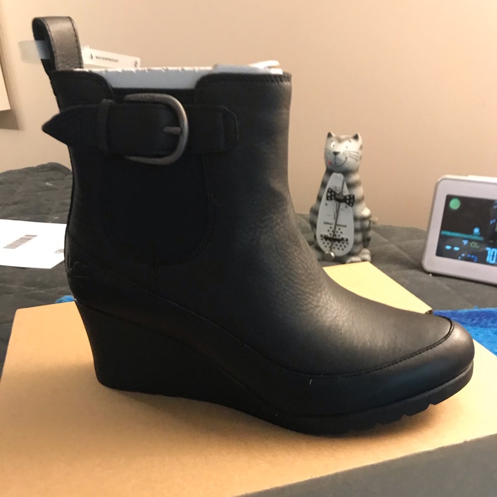 UGG leather boots ! Firm
